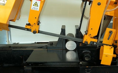 咸安数控带锯床自动送料精度会出现偏差吗？